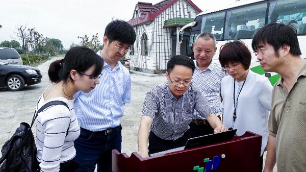 浙江托普云农科技股份有限公司副总经理朱旭华给考察团讲解“四情”智能监控系统